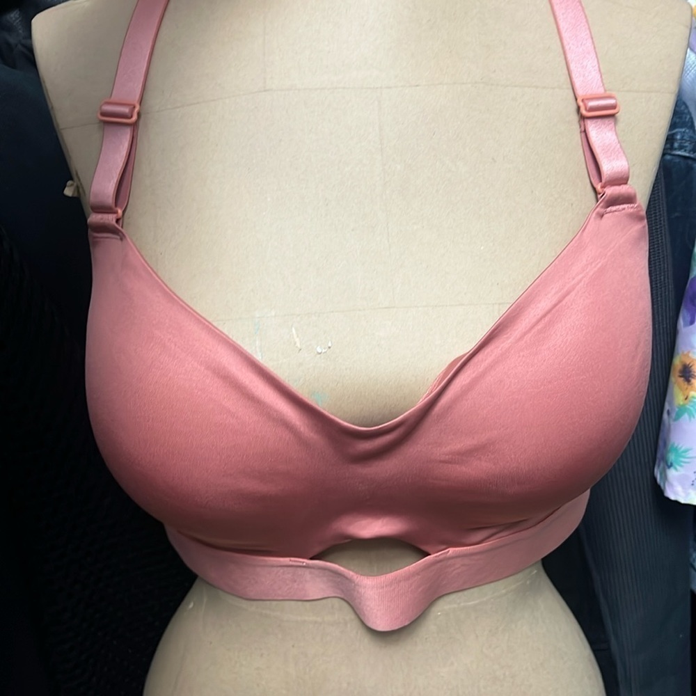 Victoria’s Secret- “incredible lightweight” bra 36D (rose gold) color